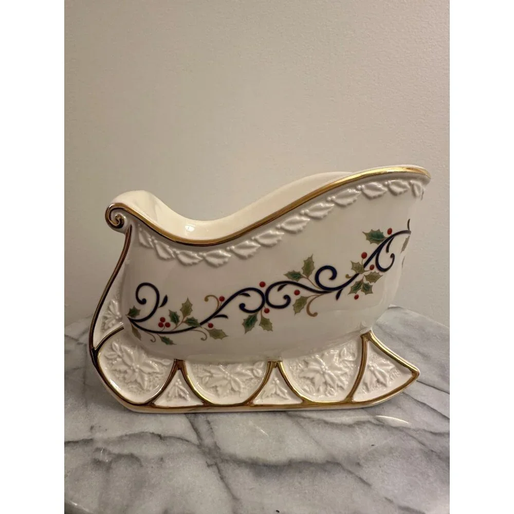 Mikasa Fine Porcelain Holly Sleigh Centerpiece KT410– New in‎ Box